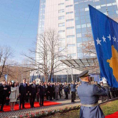 Kosova Feston Vjetorin E Pavar Sis Homazhe N Varrin E Rugov S