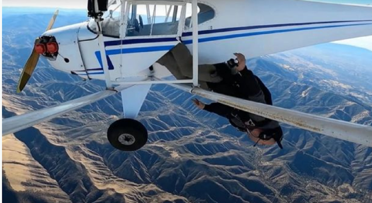 Vlogeri P Rplas Aeroplanin N Male Q Llimisht Dhe Hidhet Me Parashut