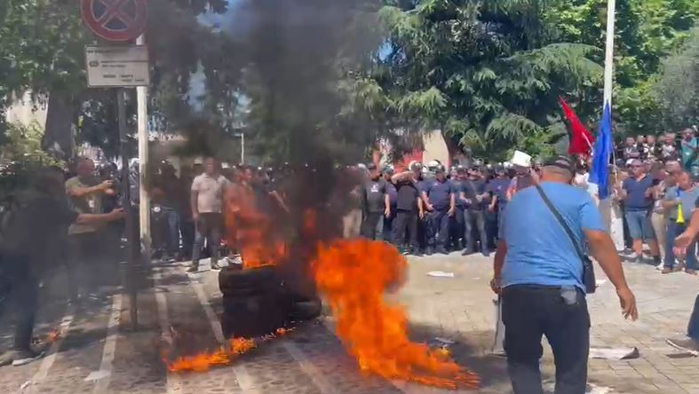 Kaos Dhe Tensione Si Brenda Dhe Jasht Kuvendit Protestuesit I V N