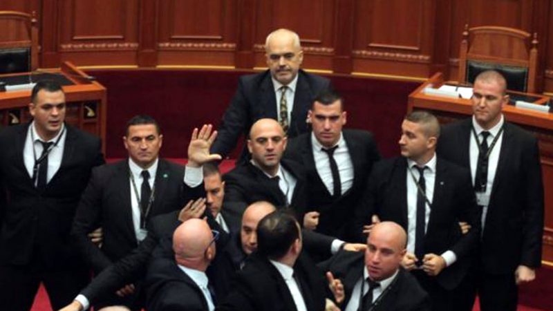 MOMENTI KUR EDI RAMA GODITET ME VEZE NGA ENDRI HASA ile ilgili gÃ¶rsel sonucu