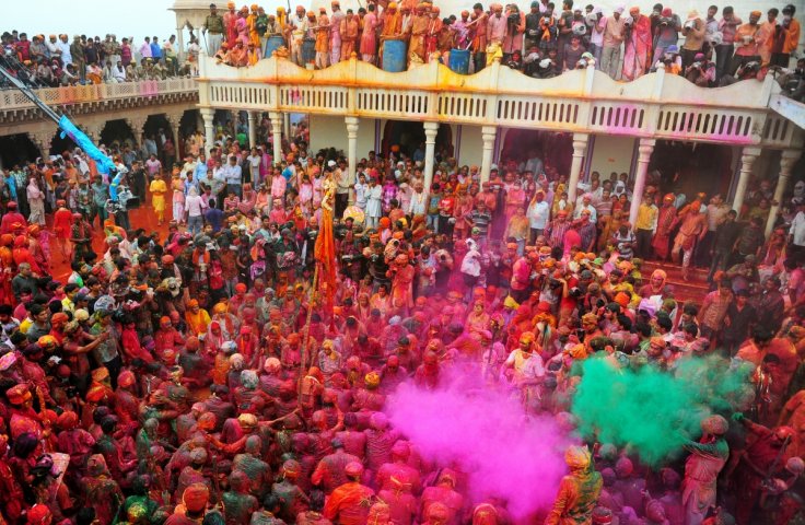 Indianët kremtojnë festivalin e ngjyrave, simbolizon ardhjen e pranverës (Foto) - Top Channel