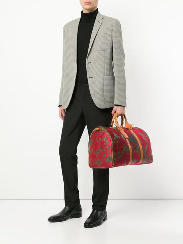 Fotot/ “Louis Vuitton” nxjerr në shitje çantën me flamurin