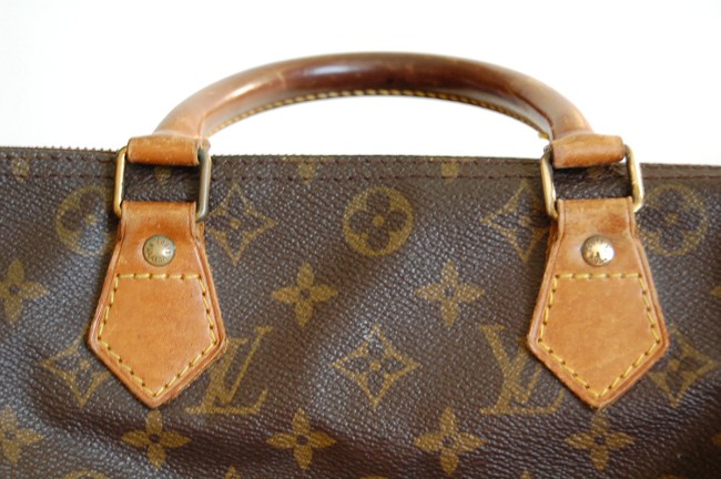 Louis Vuitton” hodhi në treg çantën me flamurin shqiptar për 9.900