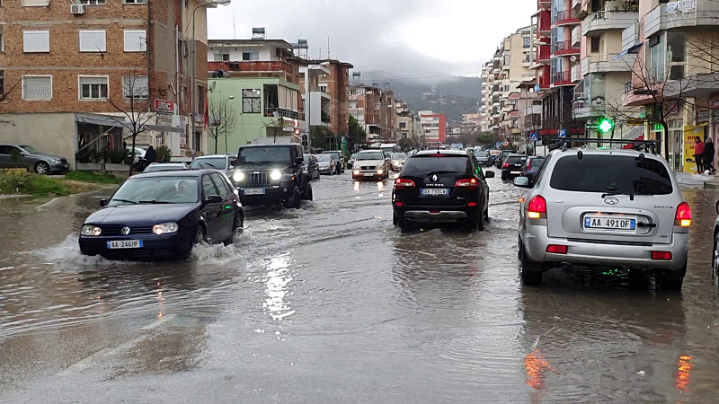 Bad weather causes floods in Albanian cities, streets of Vlora filled ...