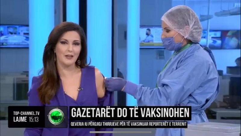 motivet Synes godt om Bliv klar Top Channel's newsreader Genta Popa is vaccinated live in the news edition  - Top Channel
