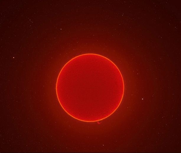 Një pamje tërësisht e kuqe gjaku e diellit, besohet se është një nga fotot më të qarta të bëra ndonjëherë nga Toka