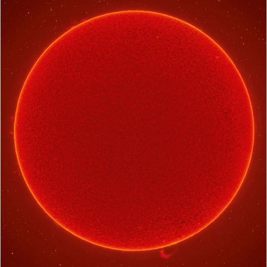 Imazhi gjigand prej 230 megapixel, e tregon diellin në një ngjyrë të kuqe dramatike, në sfondin e një qiellit të errët.