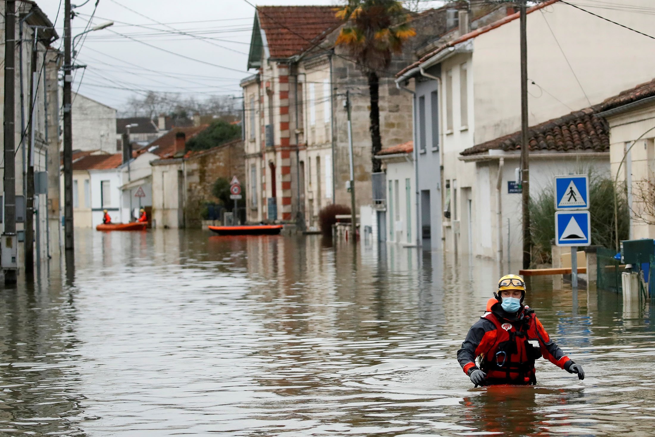 Përmbytje shkatërrimtare në Francë, pesë rajone në alarm të kuq - Top  Channel