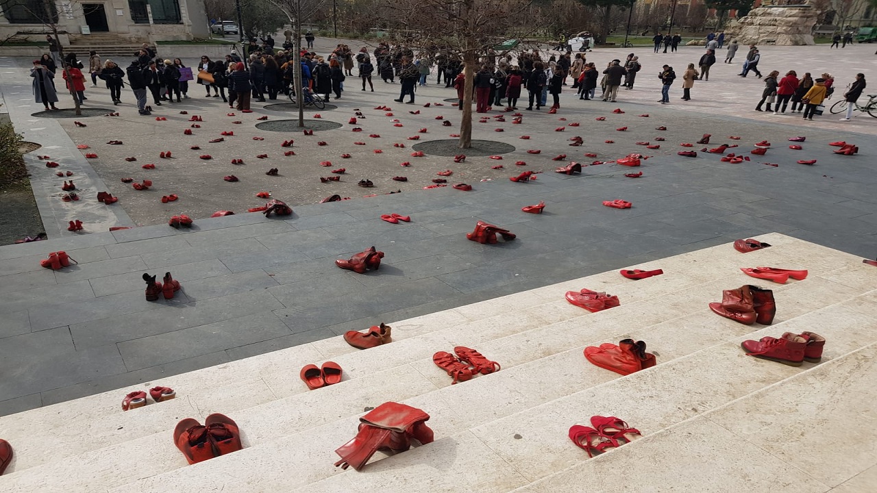 Këpucët e kuqe”/ Mesazhi më 8 mars për gratë, viktima të dhunës - Top  Channel