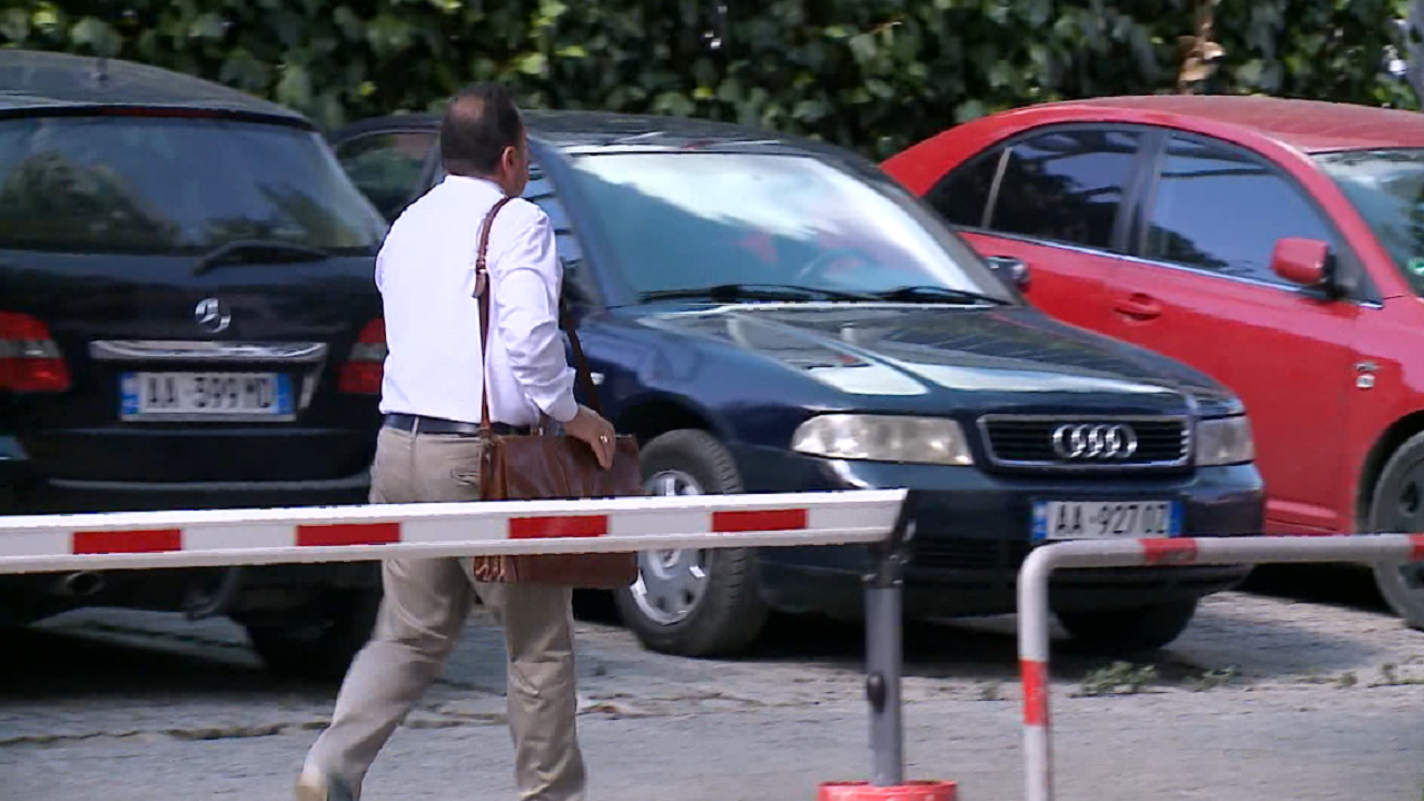 Foto nga burimi: “Padi për gjobën e GJKKO me 250 mln lekë”/ Dhoma e Avokatisë merr vendimin përfundimtar: Ndërpritet bojkoti, nga e hëna nisin gjyqet