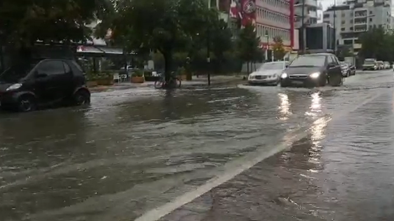 Reshje të dendura shiu, përmbyten disa rrugë në Lushnje - Top Channel