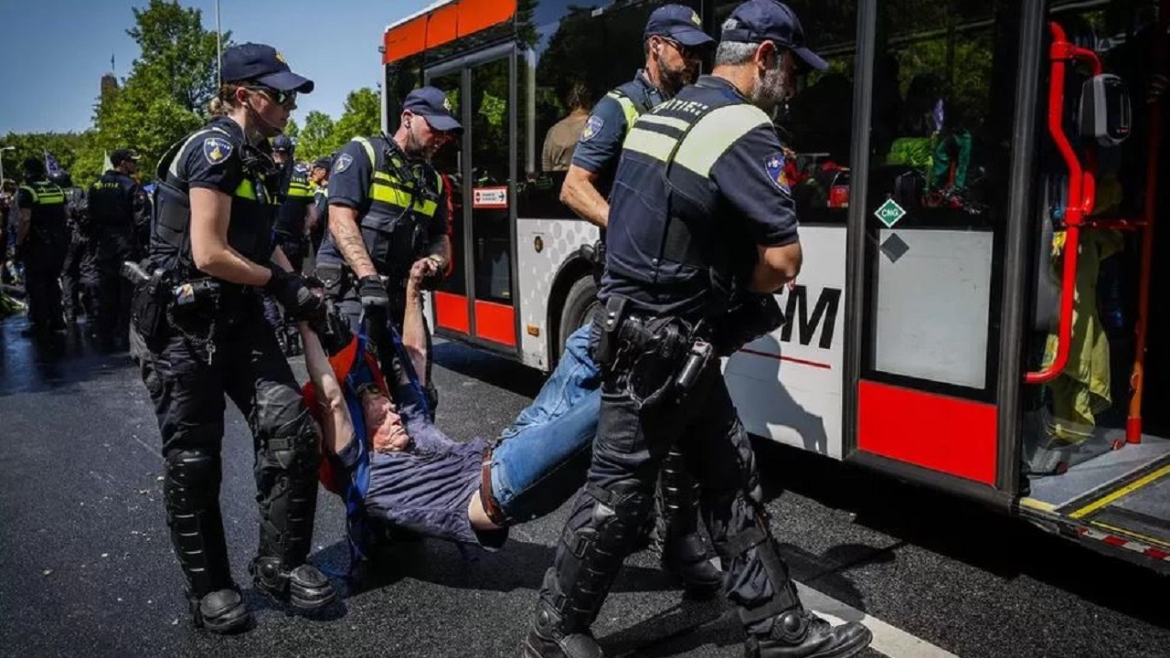 protesta-ne-holande-bllokohet-autostrada-e-hages-1500-te-arrestuar-mes-tyre-edhe-te-famshem