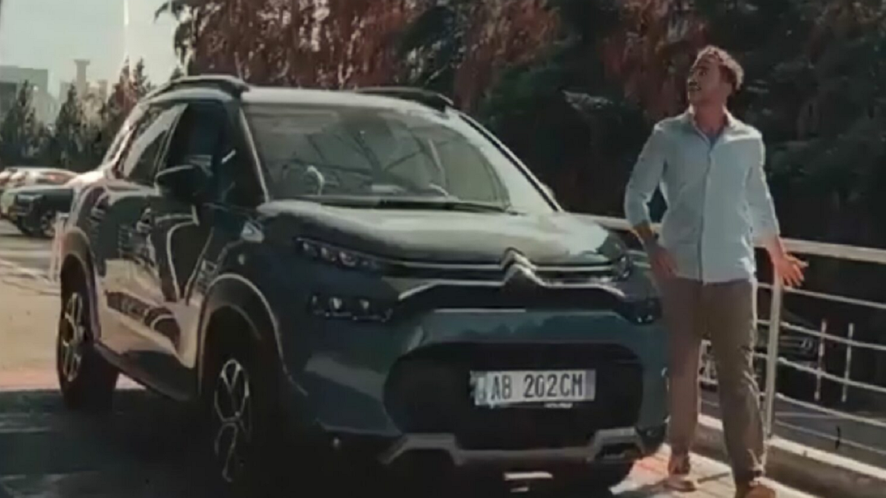 Në sheshxhirimin e filmit “Në kuadër të dashurisë” nuk mungonte kurrë një makinë Citroën!