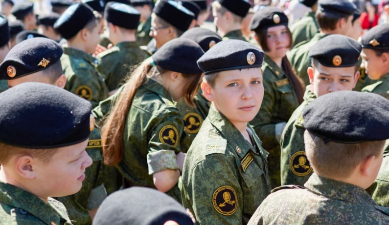 Shkollat ruse vazhdojnë marshimin drejt militarizimit