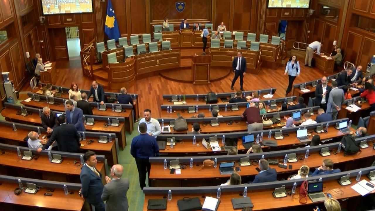 Debate në Kuvendin e Kosovës/ Qeveria miraton projektligjet me shumicë të thjeshtë, shtyhen marrëveshjet ndërkombëtare