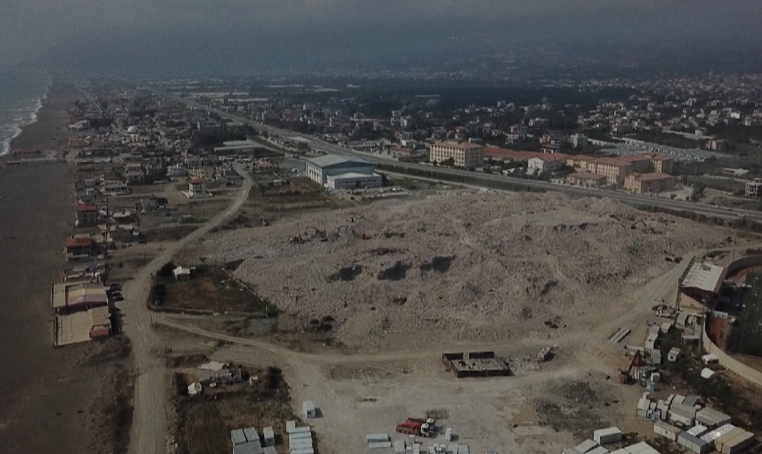 Të mbijetuarit e tërmetit në Turqi kërcënohen nga pluhuri, helmet dhe kaosi i rindërtimit (fotot)