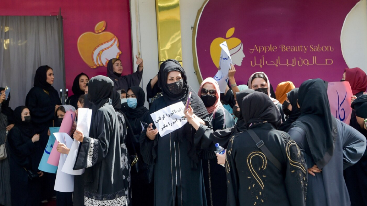 Gratë afgane protestojnë kundër mbylljes së salloneve të bukurisë