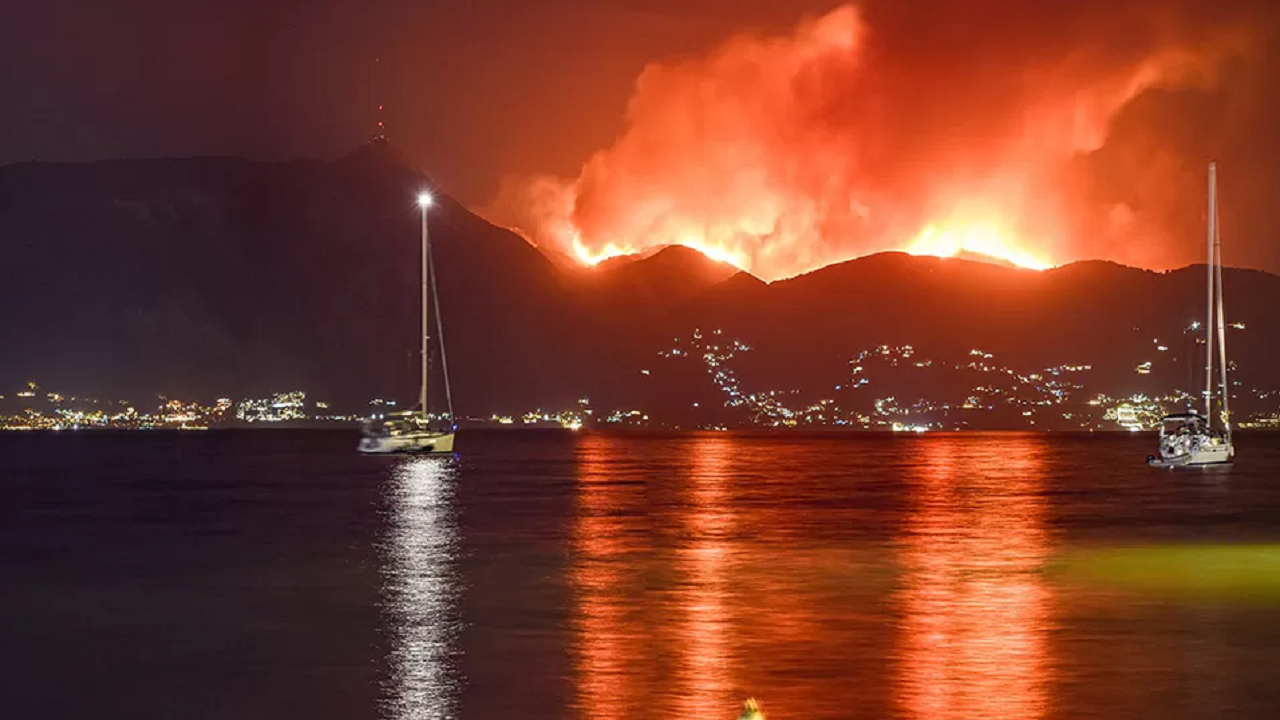 Greqia në foto/ Para dhe pas, zjarret shkrumbojnë banesa e lokale! Ja si duket nga pamjet satelitore