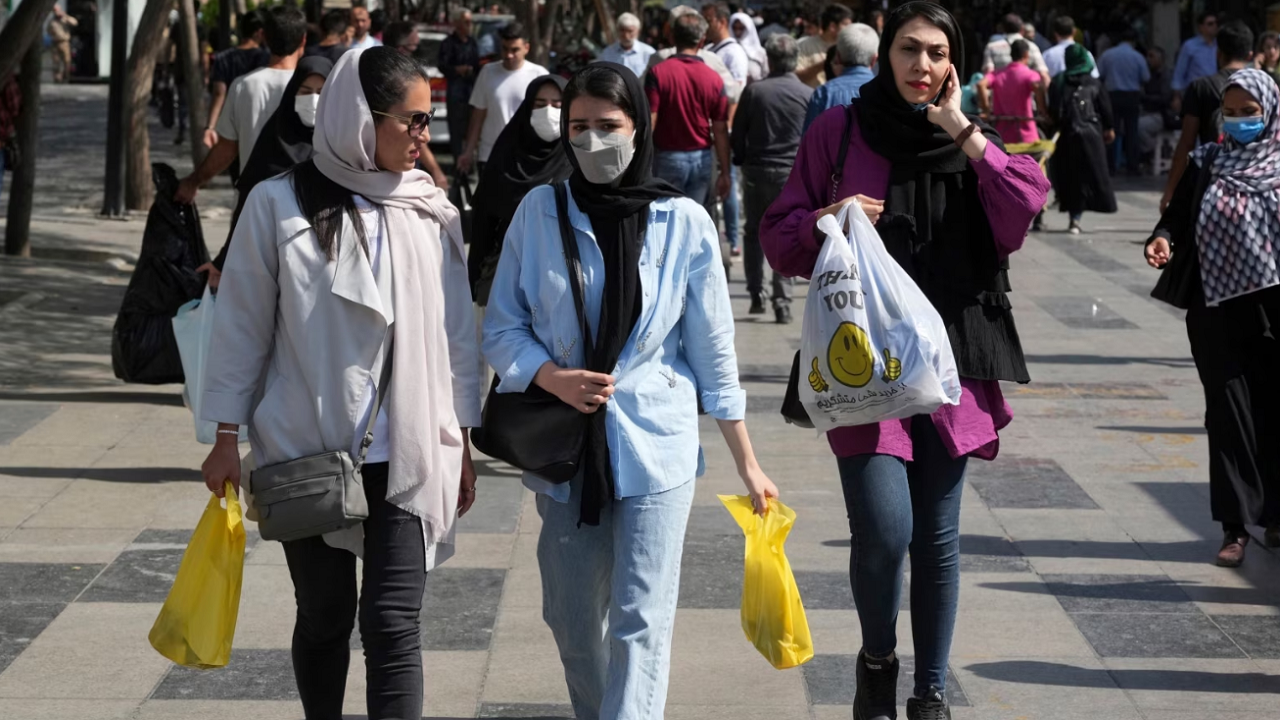 Irani mbyll kompaninë pasi punonjëset shfaqen në një foto pa shami