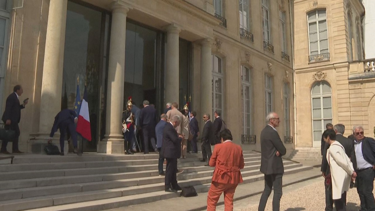 Kryebashkiakët e Francës takim me Macron, ende asnjë zgjidhje për ndalimin e protestave