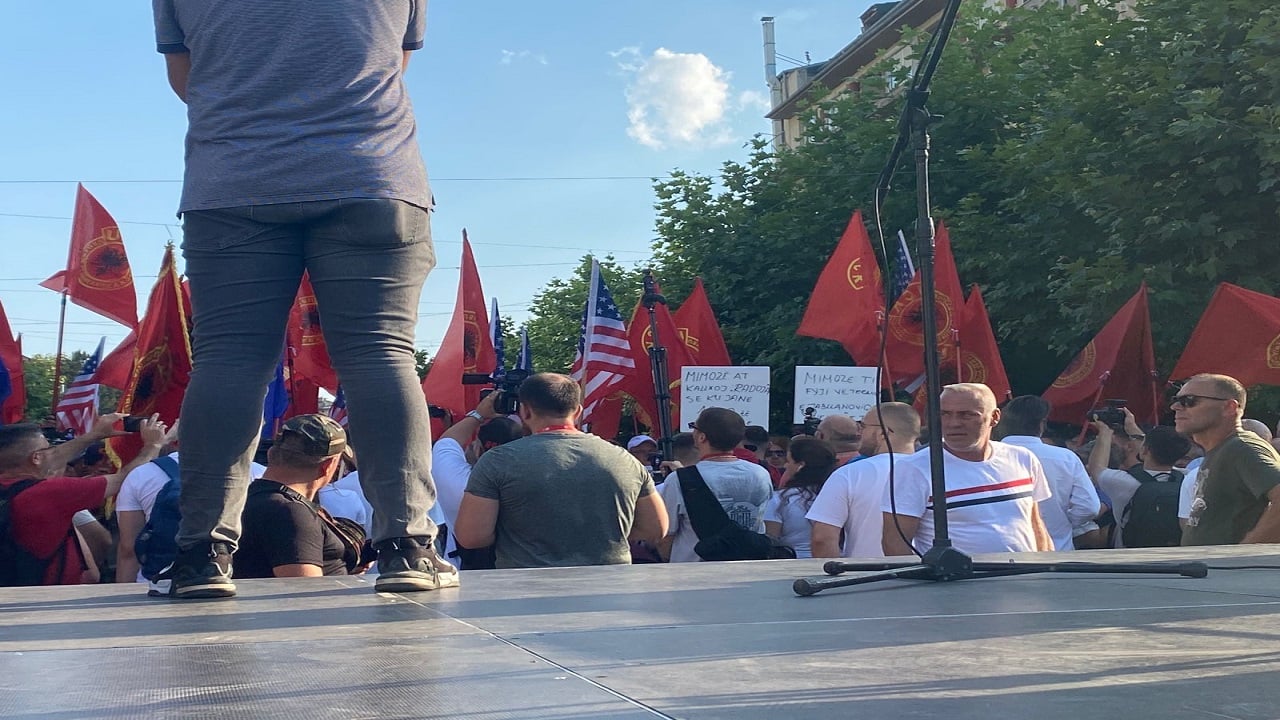 “Mimozë a t’kallzoi Radojiçiç ku janë 1600 të zhdukurit?”, veteranët protestë në Prishtinë