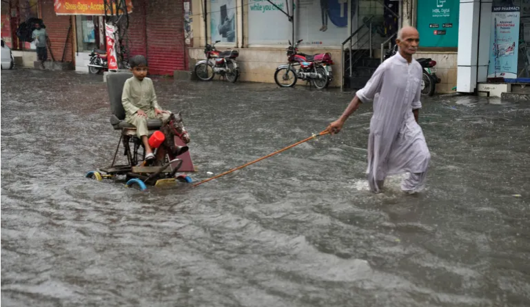 Stuhitë e shiut në Pakistan lënë të paktën 50 të vdekur në dy javë (foto-video)