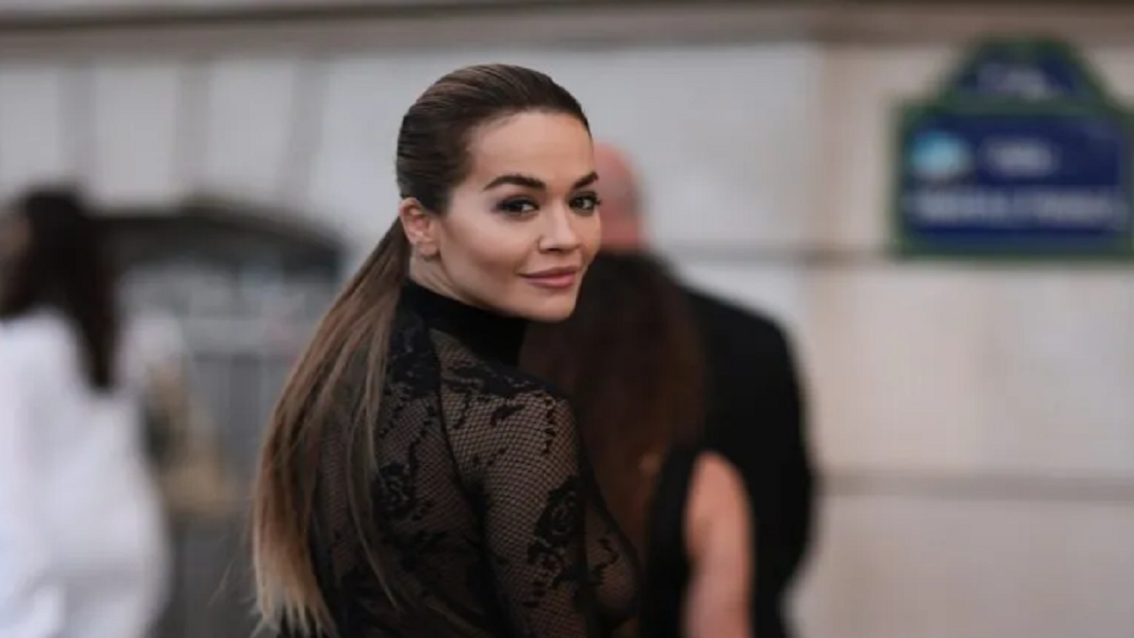 Foto/ Rita Ora shfaqet me një fustan të tejdukshëm dhe pa të brendshme, në Javën e Modës në Paris