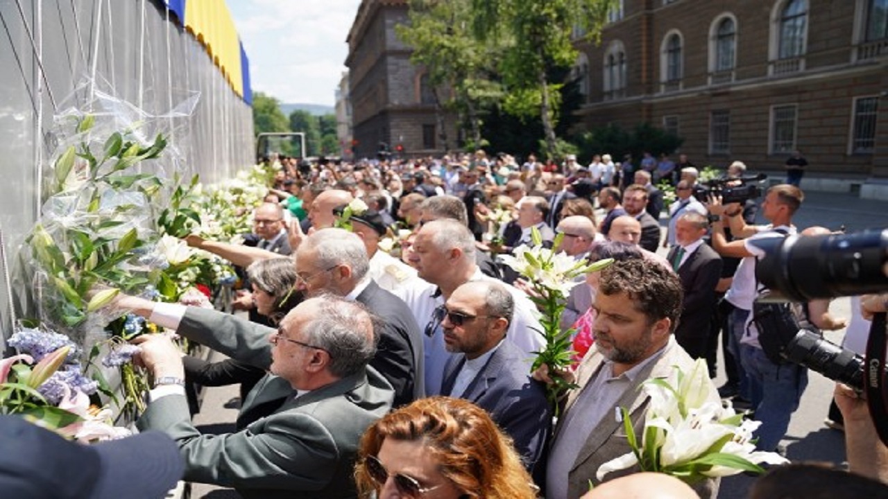 Hidhen zambakë të bardhë në lumin Neretva/ Masakra e Srebrenicës, i jepet lamtumira 30 viktimave të tjera të identifikuara