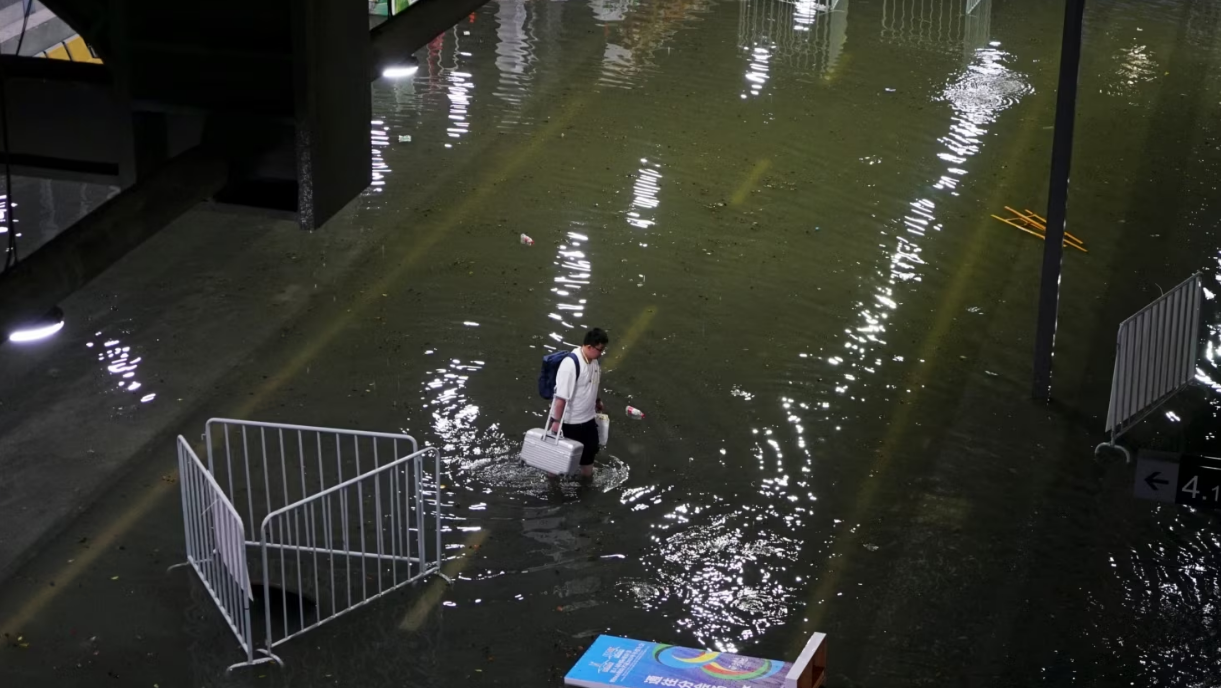 Tajfuni ‘Doksuri’ godet Kinën me erëra të forta dhe shi