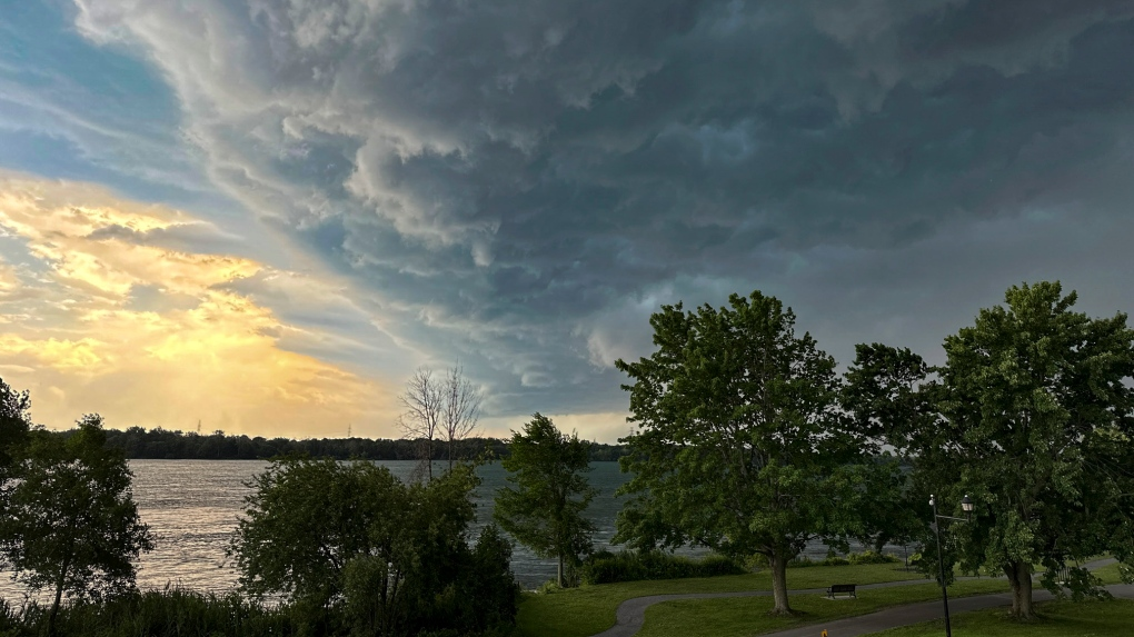 Pas zjarreve, vjen tornado e stuhitë në Ottawa e Montreal të Kanadasë (video-foto)