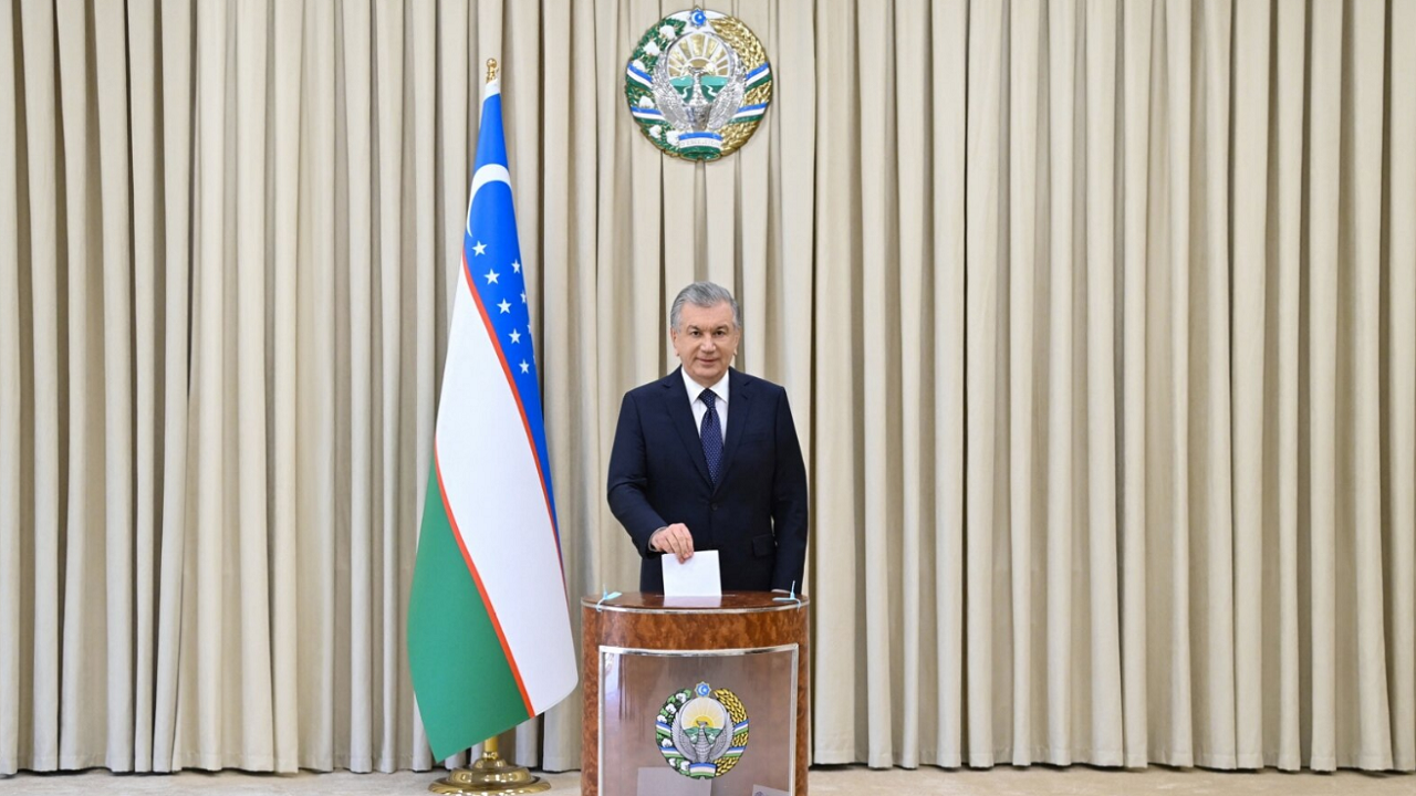 Mirziyoyev fiton lehtësisht mandatin e tretë si president i Uzbekistanit