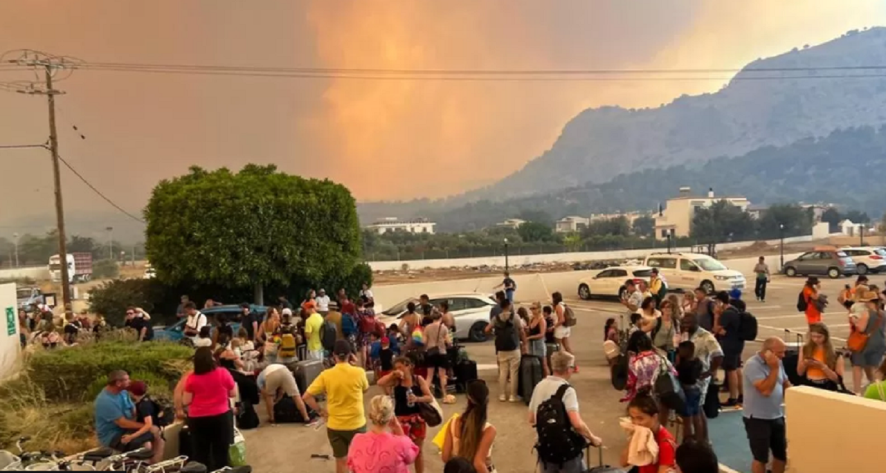 U larguan nga zjarret e Rodosit, turistët britanikë në harresë! Flenë me kartonë në dysheme