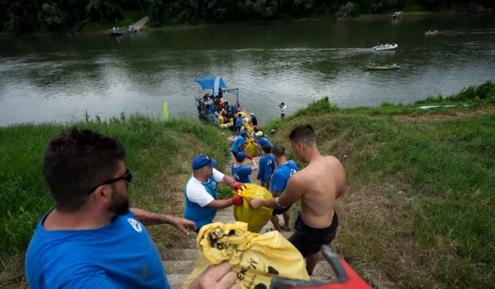 Vullnetarët në Hungari mbledhin tonelata mbeturinash në lumë