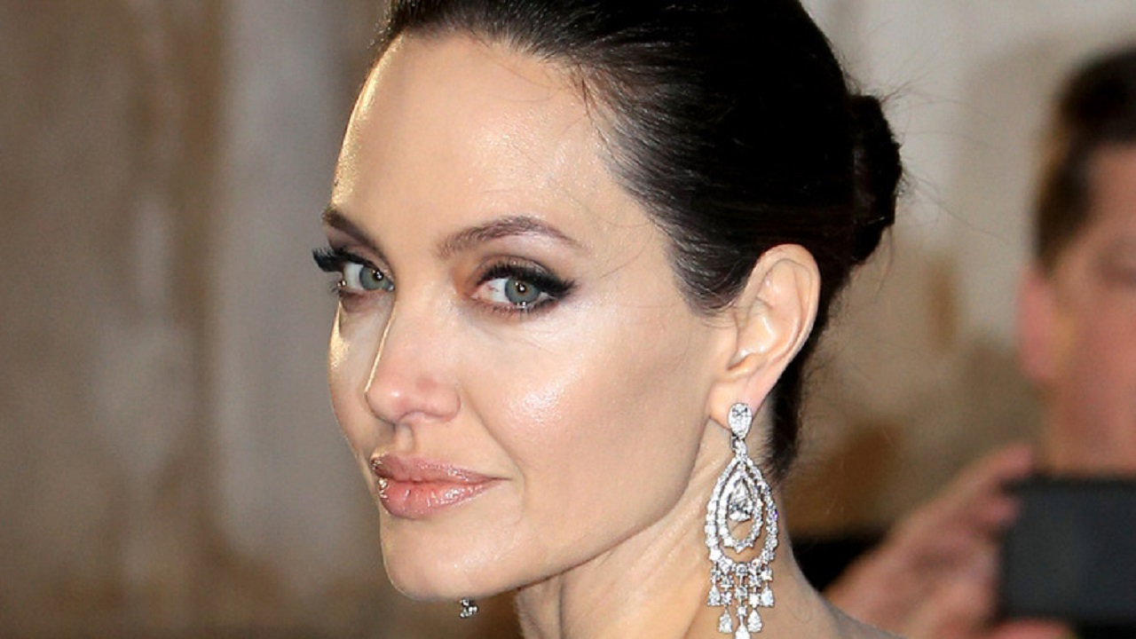 Foto/ Angelina Jolie shfaqet elegante rrugëve të Nju Yorkut me vajzën e saj