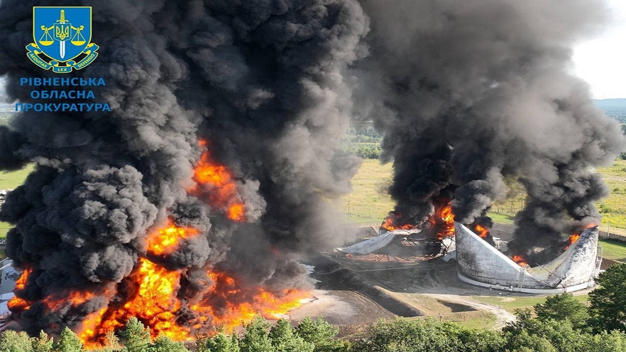 Sulm me dronë në depon e naftës në Ukrainë, i gjithë vendi “pushtohet” nga flakët (Foto)