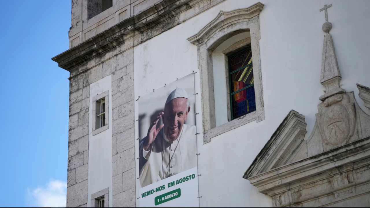 Papa Françesku shkon në Portugali mes debateve mbi skandalin e abuzimeve