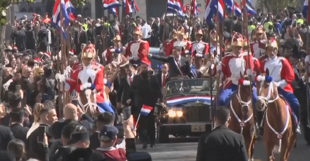 Presidenti i ri i Paraguait bën paradë në Asuncion pas ceremonisë së betimit (fotot)