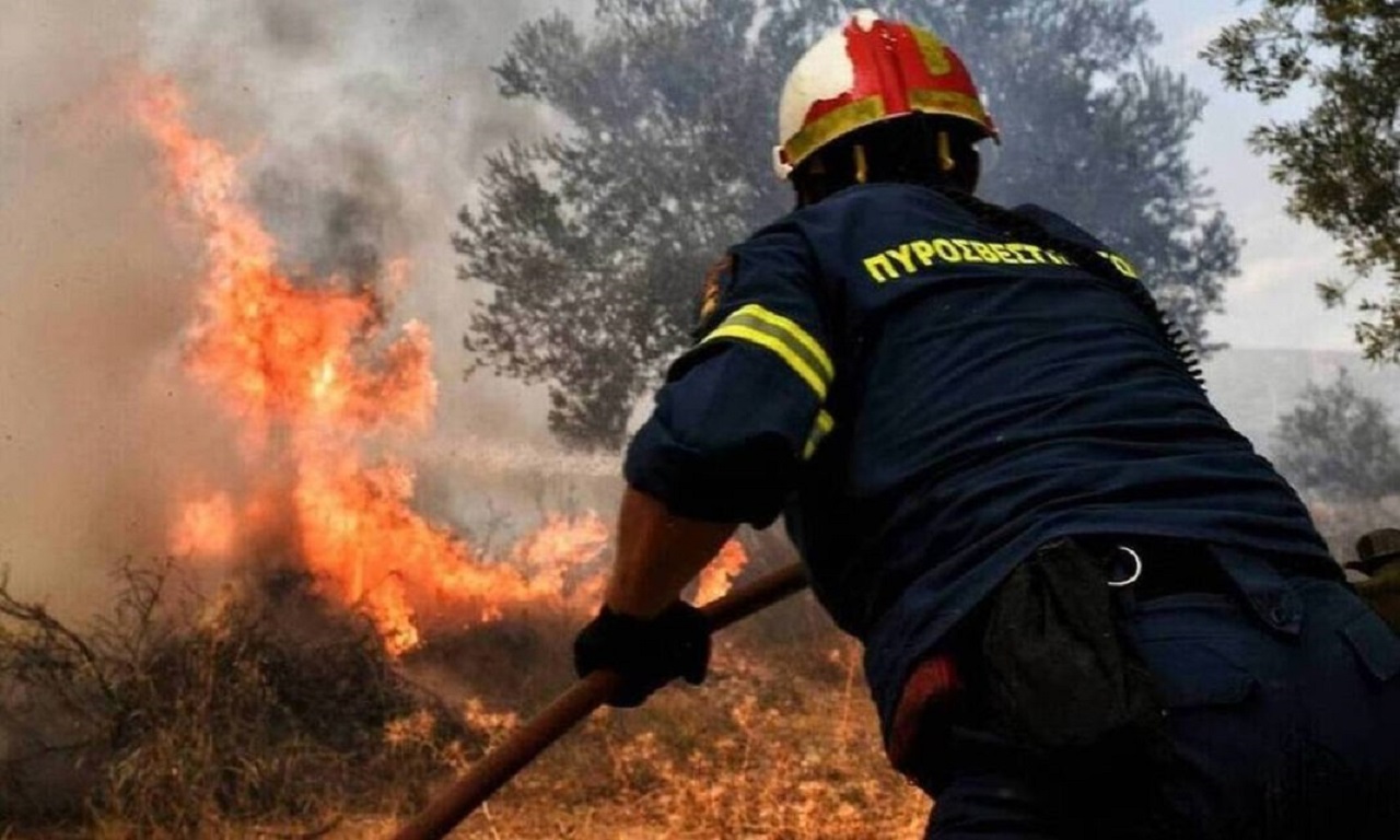 Zjarret në Greqi, tre zjarrfikës të plagosur rëndë dërgohen në spital