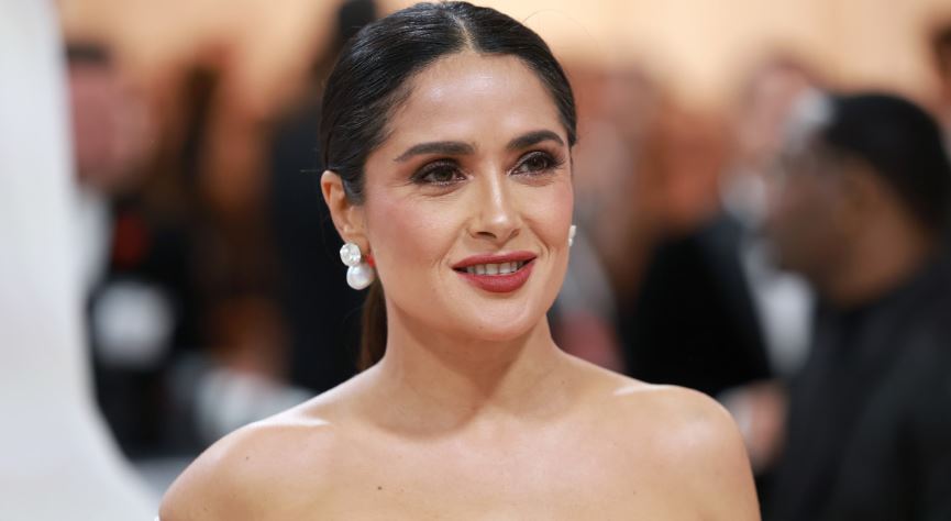 Salma Hayek ‘rrit temperaturat’, duket mahnitëse me bikini blu!