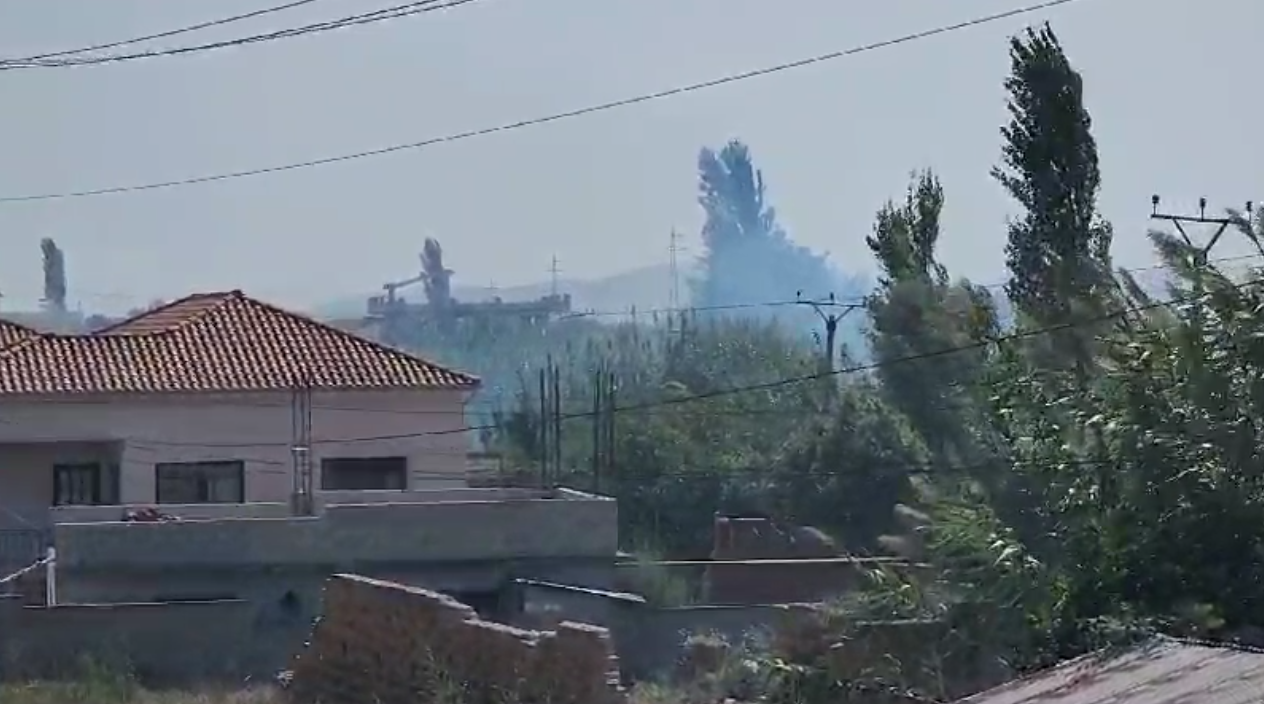 Aktivizohen tre vatra zjarri në Fier  flakët rrezikojnë edhe banesat