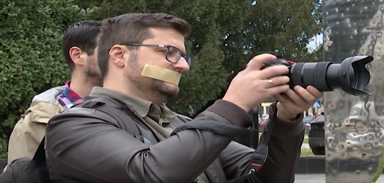 Gazetarët dhe aktivistët në Bosnjë dhe Hercegovinë protestojnë kundër ligjit për shpifjen