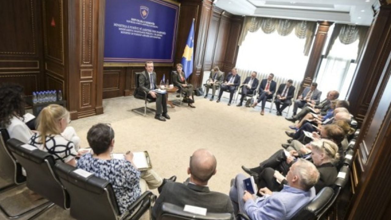 ​Kurti mbledh ambasadorët në Kosovë: Dënoni veprimet destabilizuese të Serbisë