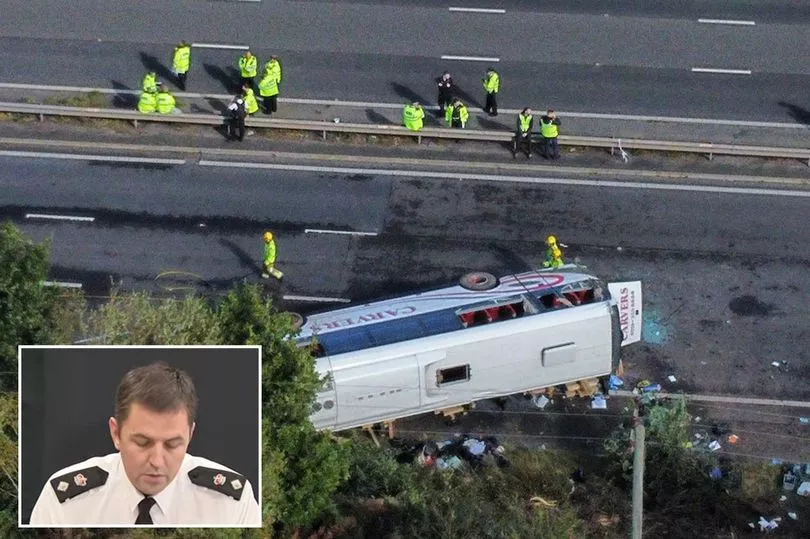 Dy të vdekur në rrëzimin e autobuzit të mbushur me nxënëse në autostradën në Angli (fotot)