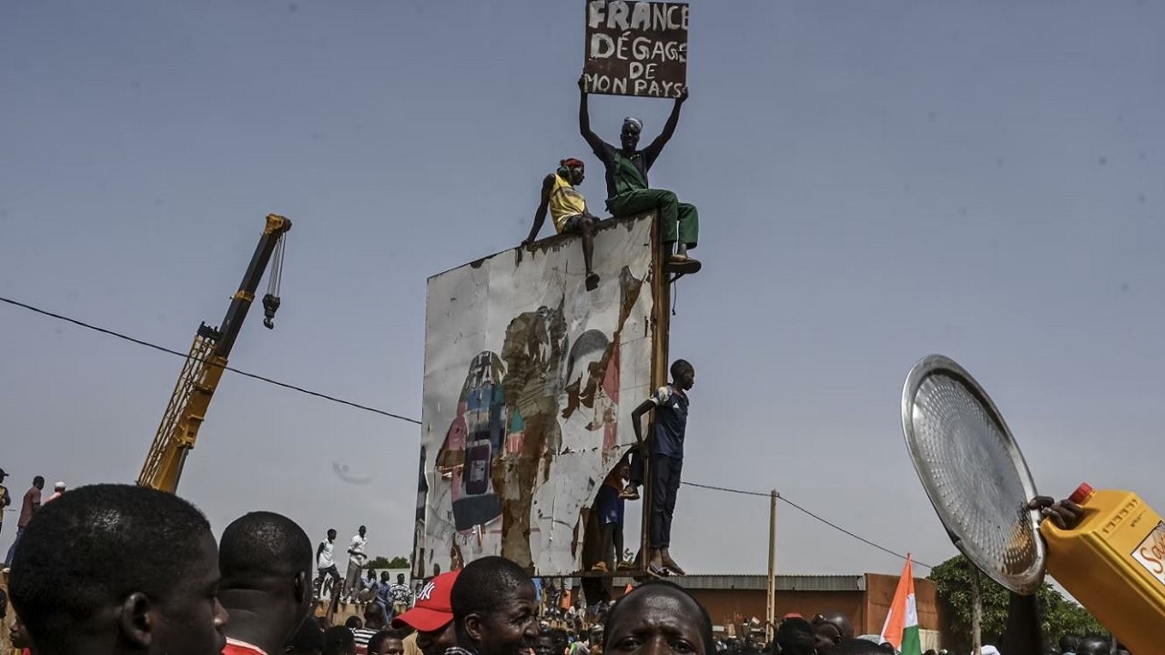 Mijëra persona marshojnë me kërkesë për tërheqje të trupave franceze nga Niger