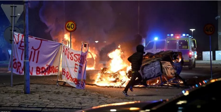 Nxitja e urrejtjes me djegien e Kuranit sjell protesta të dhunshme në Suedi (fotot)