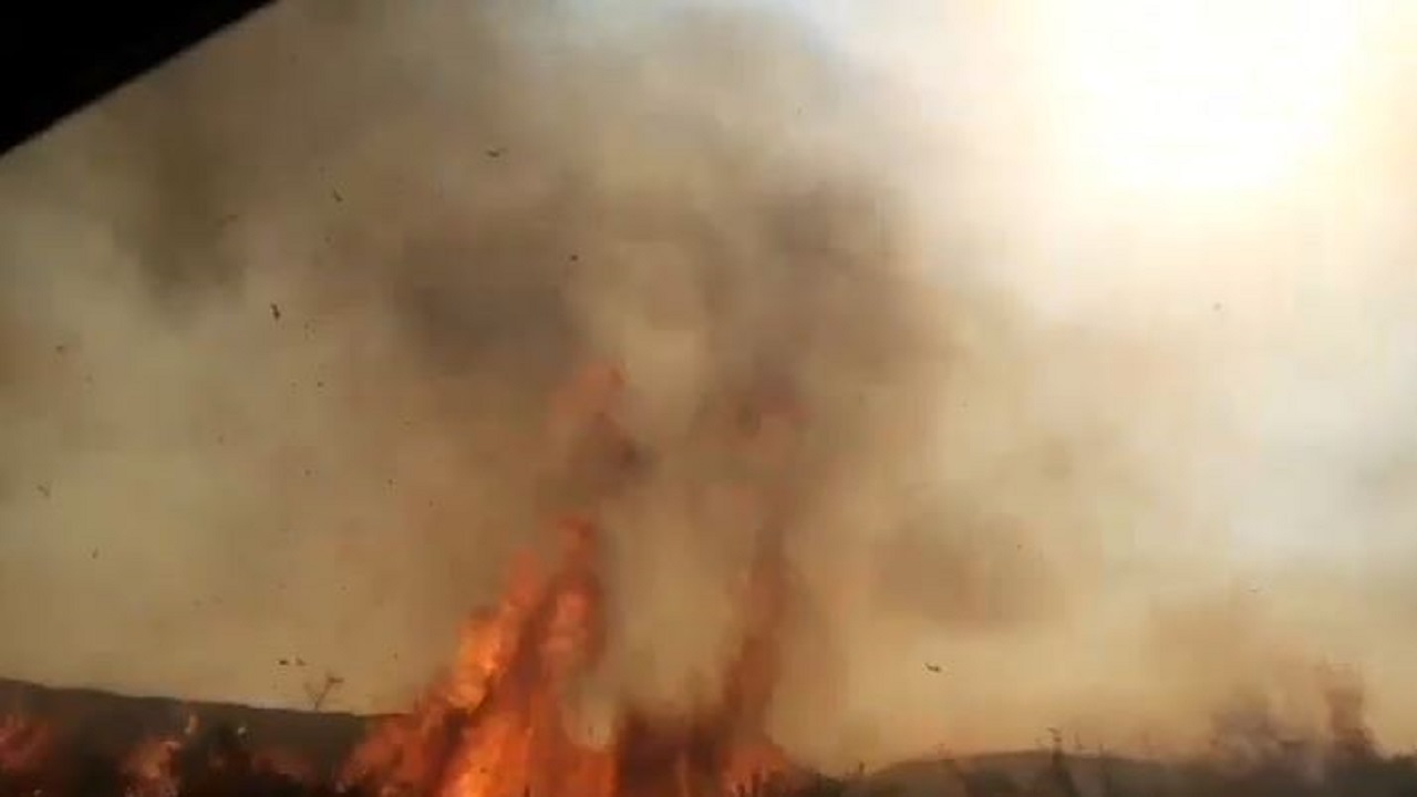 Zjarr në Kërkovë të Vlorës  rrezikohen banesa