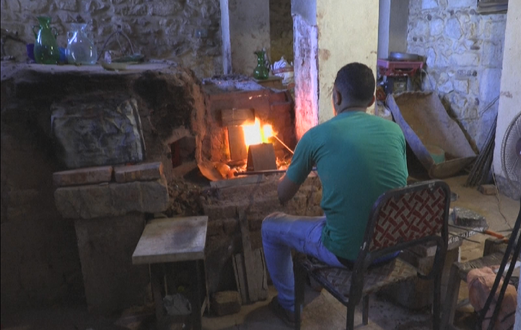 Artizanët egjiptianë i kalojnë gjeneratave të reja traditën e ‘fryrjes së xhamit’ (fotot)