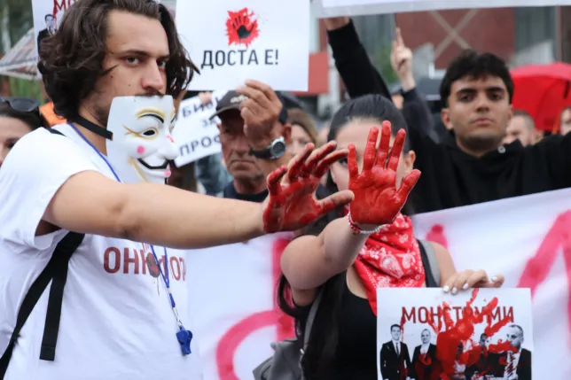 Protestë në Shkup pas vdekjes së pacientëve të kancerit prej vjedhjes së ilaçeve nga stafi spitalit (fotot)