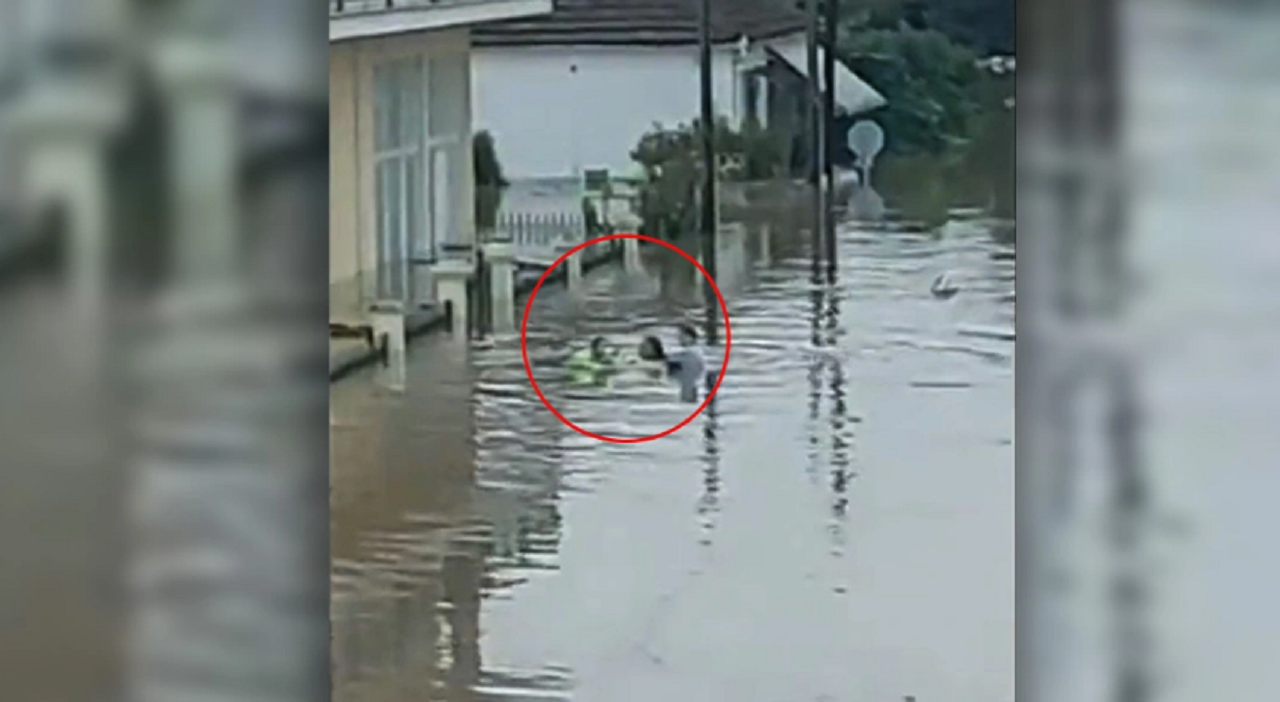 Video/ Pamje tronditëse në Greqi nga përmbytjet, nëna tenton të shpëtojë fëmijën me kamerdare