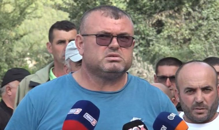 Banorët e Zall Herrit në protestë  kërkojnë shtrimin e rrugës së dëmtuar nga mjetet e tonazhit të rëndë